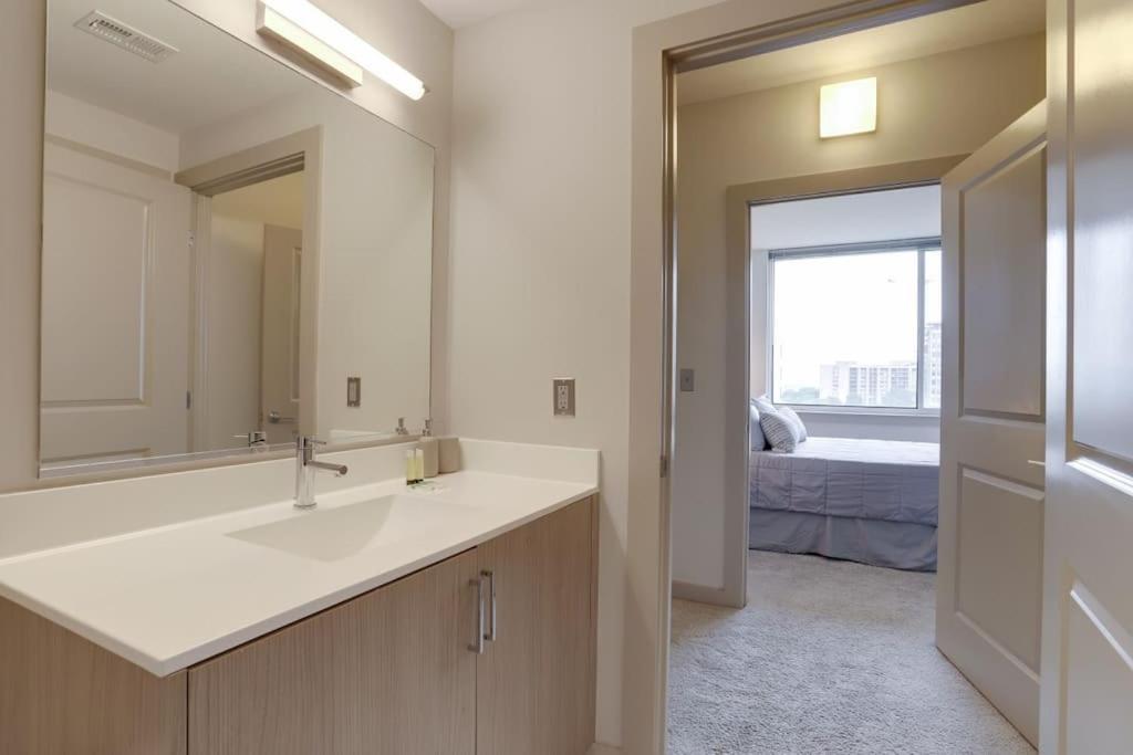 Wonderful 2Br Apartment At Crystal City Арлингтон Экстерьер фото